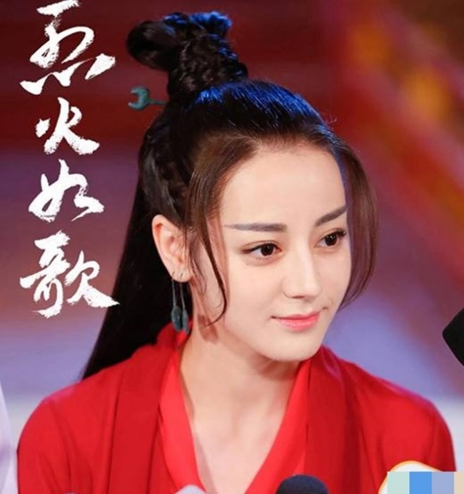 Hình ảnh tươi tắn của Nhiệt Ba trong hậu trường Liệt Hỏa Như Ca tuy đôi lông mày có phần... sai sai.