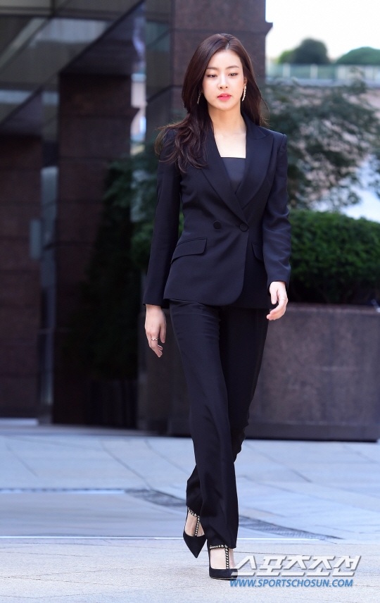 Chỉ có thể là Kang So Ra, biến cả đường phố thành sàn catwalk