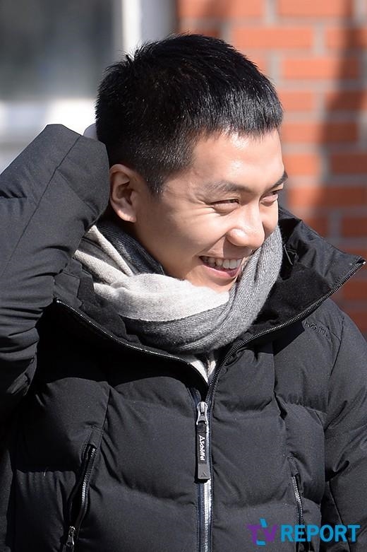 Fan rần rần khi thấy vài hình ảnh của Lee Seung Gi trong quân ngũ
