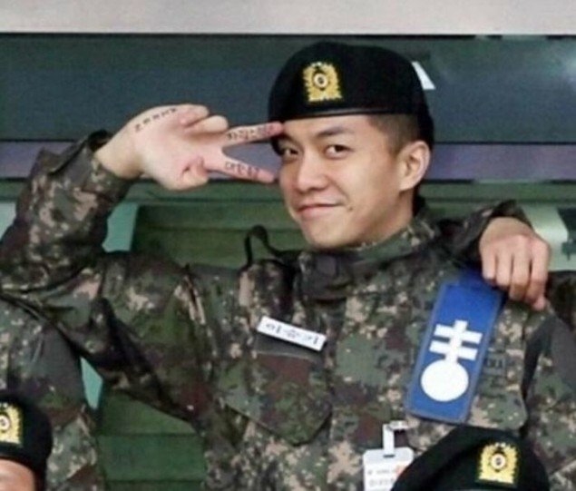 Fan rần rần khi thấy vài hình ảnh của Lee Seung Gi trong quân ngũ