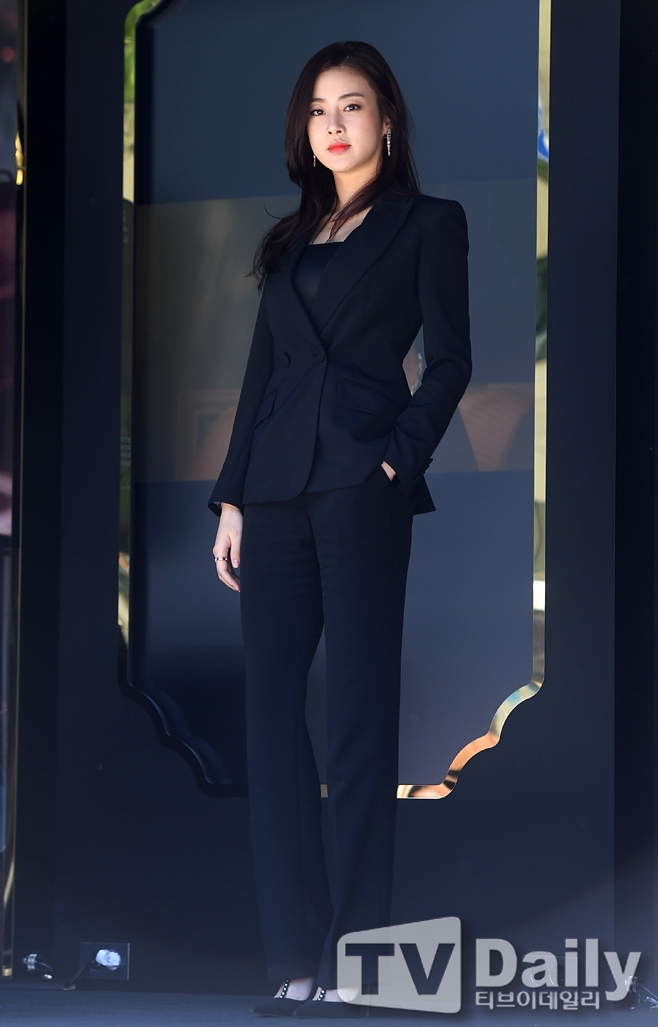 Chỉ có thể là Kang So Ra, biến cả đường phố thành sàn catwalk