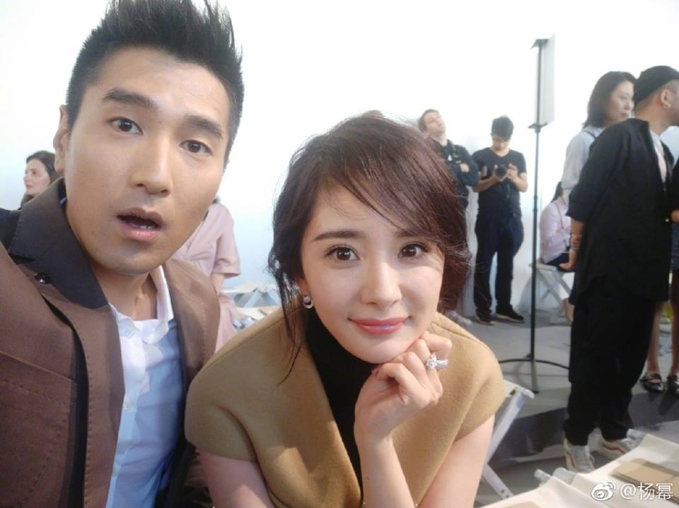 Fan cười lăn khi so sánh ảnh của Dạ Hoa và ảnh của Bạch Thiển selfie