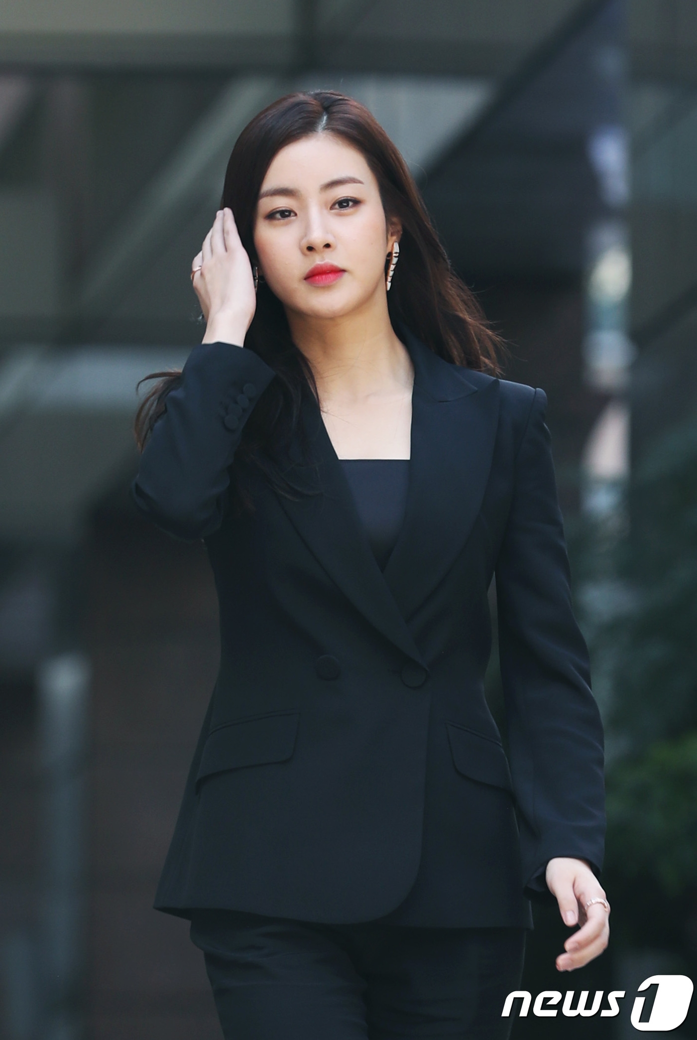 Chỉ có thể là Kang So Ra, biến cả đường phố thành sàn catwalk