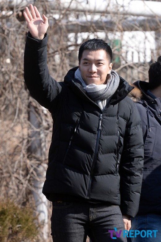Fan rần rần khi thấy vài hình ảnh của Lee Seung Gi trong quân ngũ