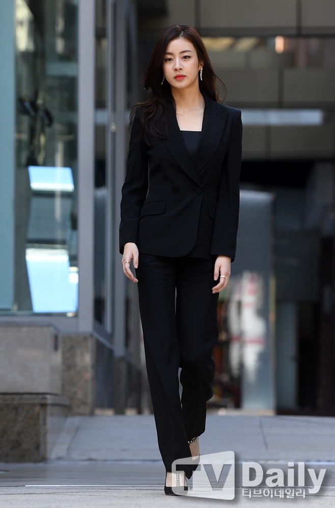Chỉ có thể là Kang So Ra, biến cả đường phố thành sàn catwalk