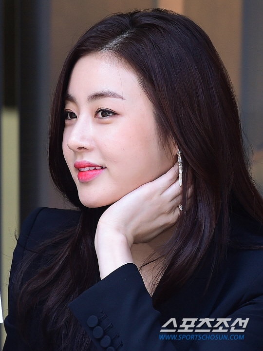 Chỉ có thể là Kang So Ra, biến cả đường phố thành sàn catwalk