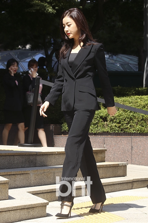 Chỉ có thể là Kang So Ra, biến cả đường phố thành sàn catwalk