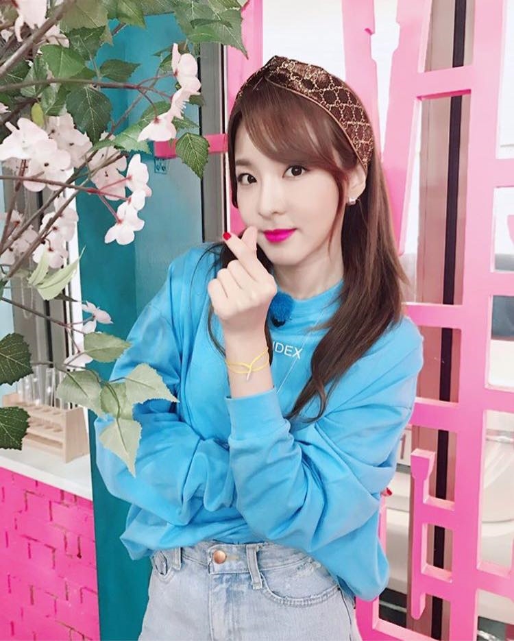 Ganh tị với vẻ ngoài trẻ trung đáng yêu hệt thiếu nữ của Dara