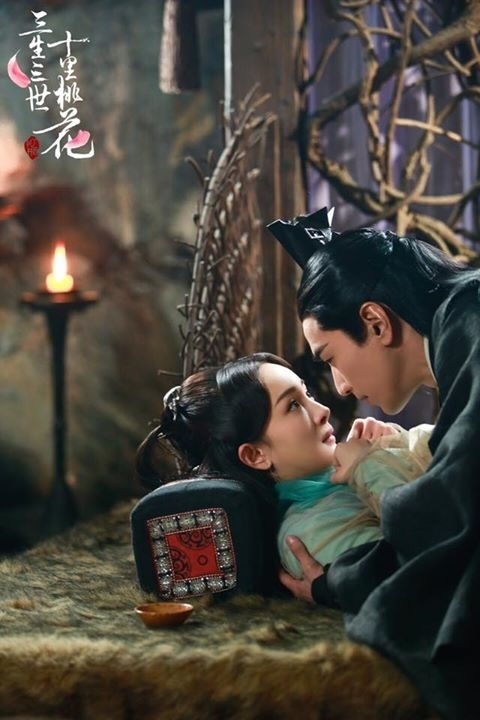 Fan cười lăn khi so sánh ảnh của Dạ Hoa và ảnh của Bạch Thiển selfie