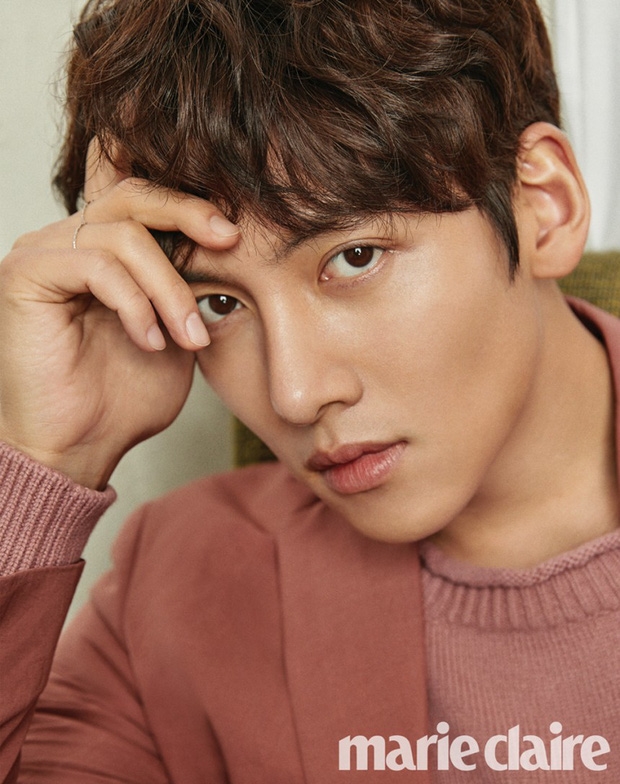 Fan xót đứt ruột vì Ji Chang Wook mới nhập ngũ đã bị thương tay