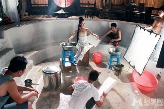 Khi đồ vật và con vật hiện đại bị túm cổ vào làm đạo cụ phim cổ trang