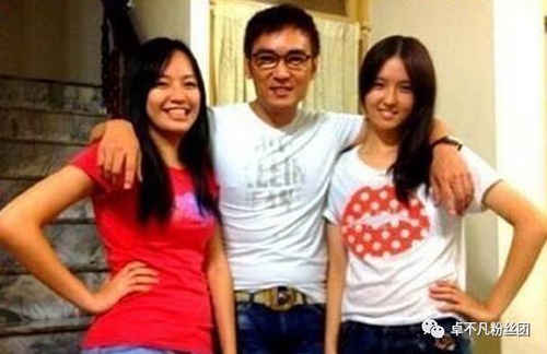 Anh có hai cô con gái với người vợ cũ.