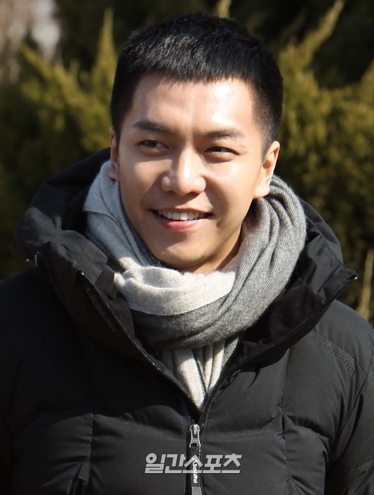 Fan rần rần khi thấy vài hình ảnh của Lee Seung Gi trong quân ngũ