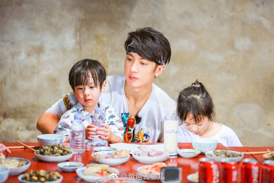 Nhìn 3 cha con Ngô Tôn đẹp như tranh vẽ thế này, ai cũng thấy tan chảy