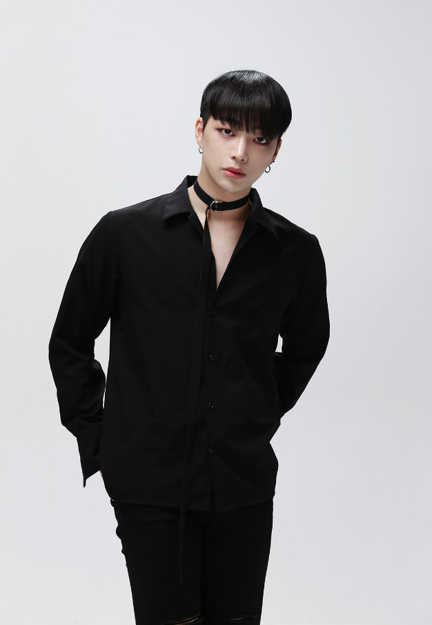 Nhóm nhạc thần tượng nam Kpop gây hoang mang vì diện mạo giống con gái