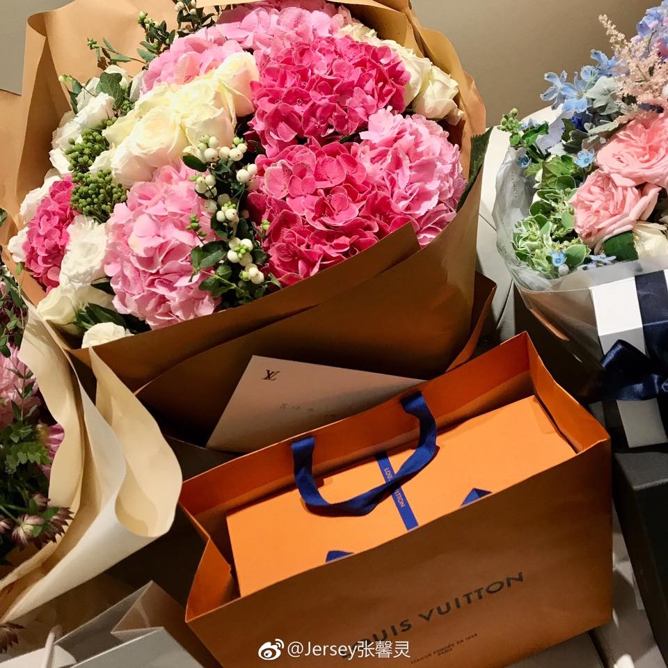 Rất nhiều quà và hoa cùng vô vàn lời chúc tốt đẹp đã được gửi tới cho Phạm Băng Băng.