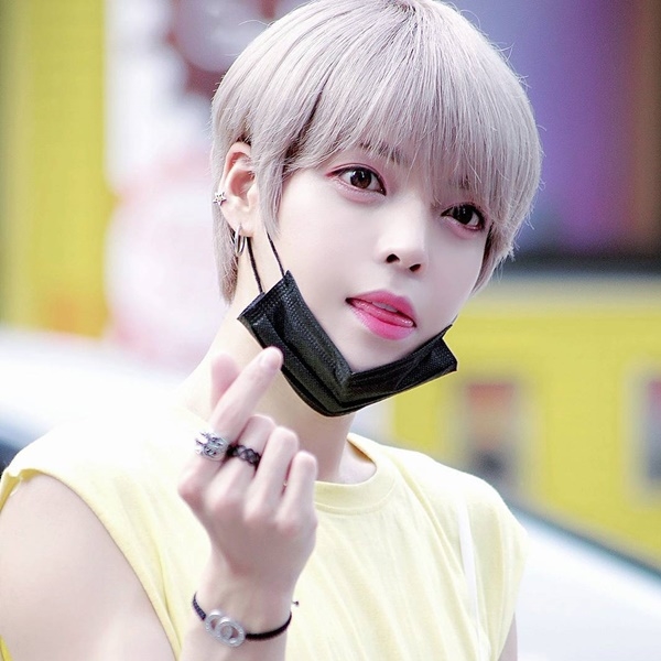 Nhóm nhạc thần tượng nam Kpop gây hoang mang vì diện mạo giống con gái