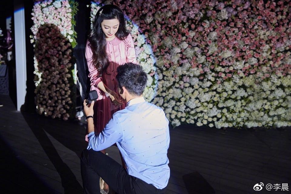 Lý Thần đã bất ngờ cầu hôn bạn gái vào trong đúng sinh nhật của cô.