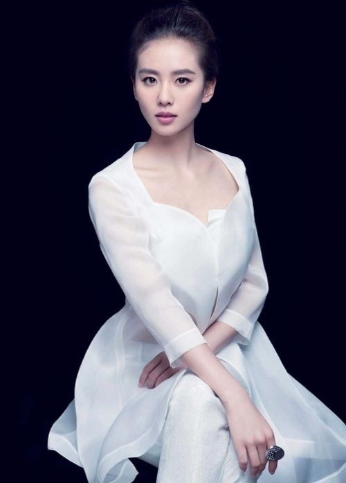 Say đắm trước vẻ đẹp nữ thần khi mỹ nhân Hoa ngữ diện đầm trắng