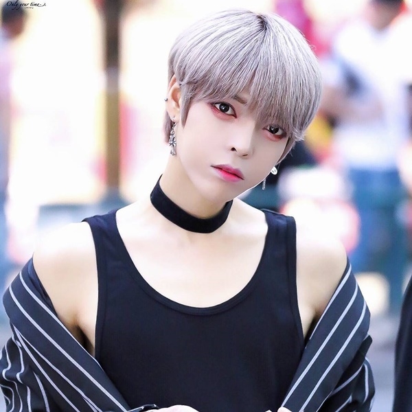 Nhóm nhạc thần tượng nam Kpop gây hoang mang vì diện mạo giống con gái