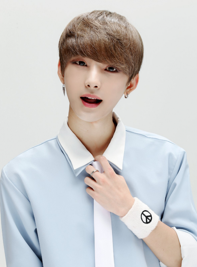 Nhóm nhạc thần tượng nam Kpop gây hoang mang vì diện mạo giống con gái