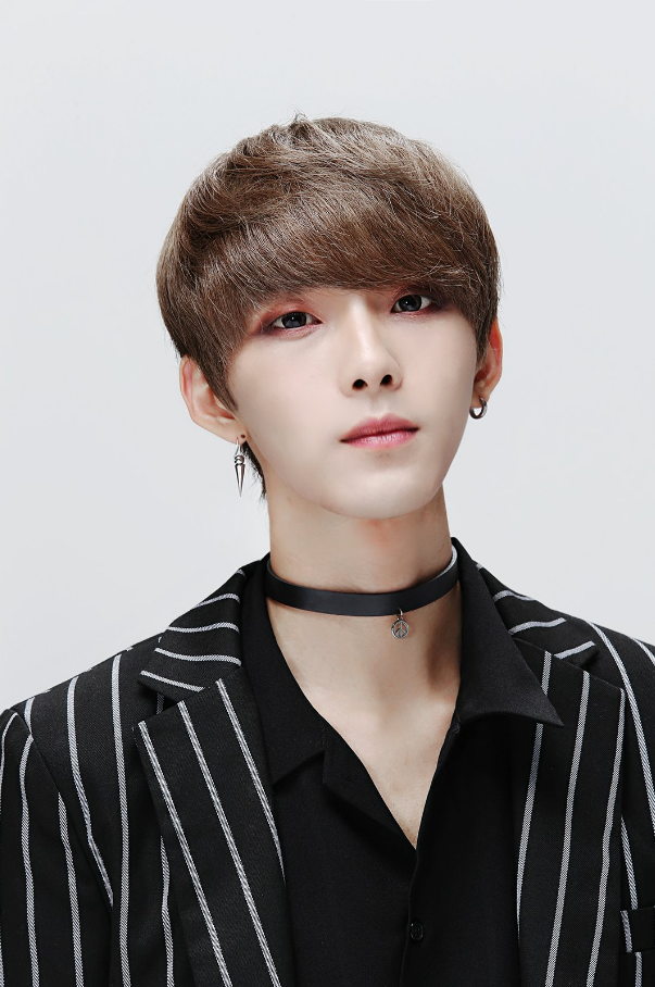Nhóm nhạc thần tượng nam Kpop gây hoang mang vì diện mạo giống con gái