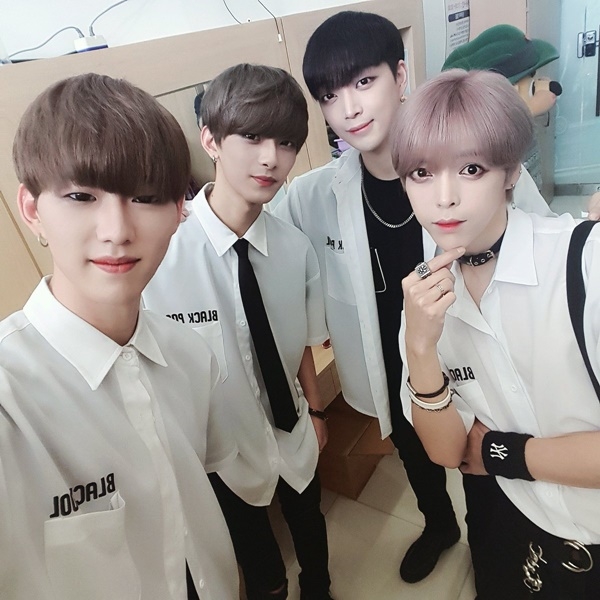 Nhóm nhạc thần tượng nam Kpop gây hoang mang vì diện mạo giống con gái