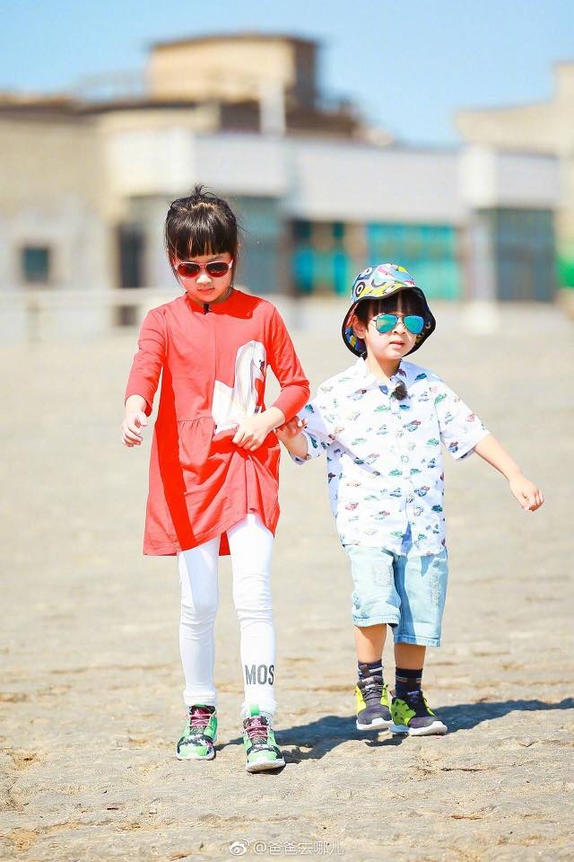 Nhìn 3 cha con Ngô Tôn đẹp như tranh vẽ thế này, ai cũng thấy tan chảy