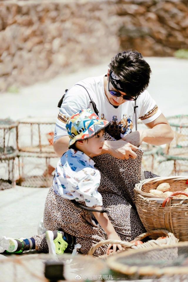 Nhìn 3 cha con Ngô Tôn đẹp như tranh vẽ thế này, ai cũng thấy tan chảy