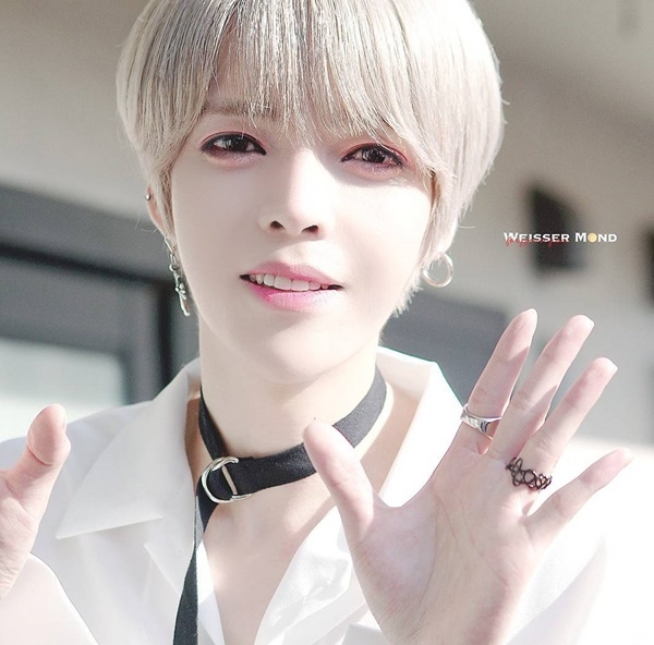 Nhóm nhạc thần tượng nam Kpop gây hoang mang vì diện mạo giống con gái