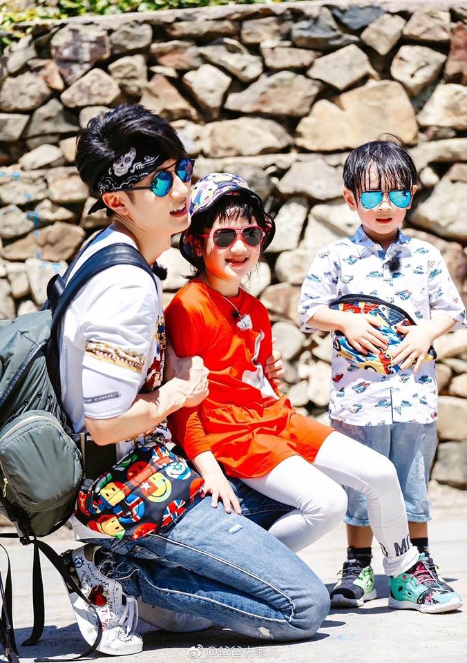 Nhìn 3 cha con Ngô Tôn đẹp như tranh vẽ thế này, ai cũng thấy tan chảy