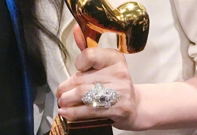 Phạm Gia đoạt giải ảnh hậu, khoe 'khéo' chiếc nhẫn kim cương khủng