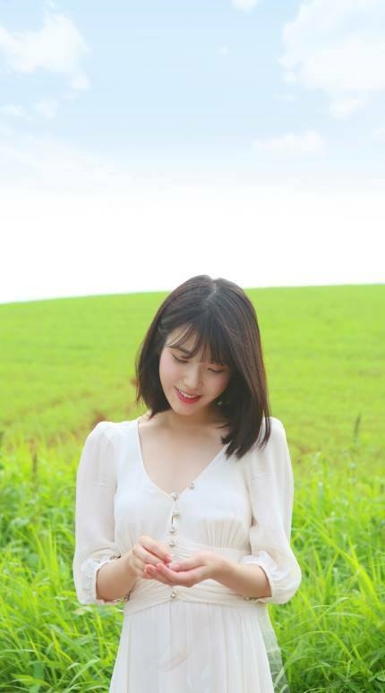 Vừa nhuộm tóc vàng không bao lâu, IU đã quay lại tóc nâu thần thánh