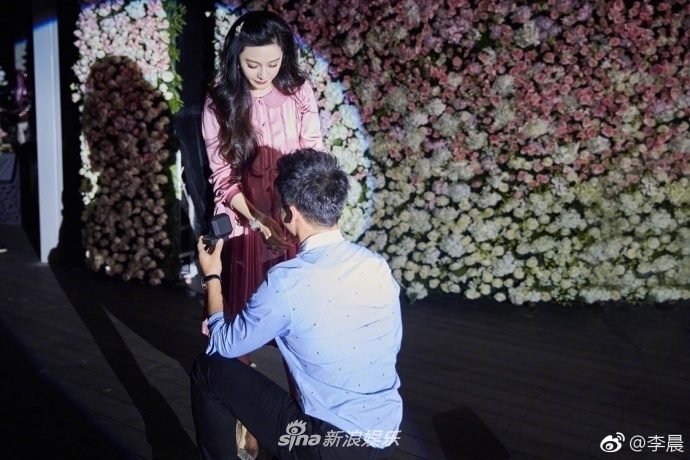 Phạm Gia đoạt giải ảnh hậu, khoe 'khéo' chiếc nhẫn kim cương khủng