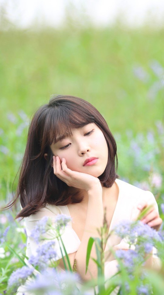 Vừa nhuộm tóc vàng không bao lâu, IU đã quay lại tóc nâu thần thánh