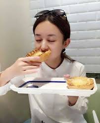 Những khoảnh khắc ăn uống đáng yêu của các nam thần, mỹ nhân Hoa ngữ