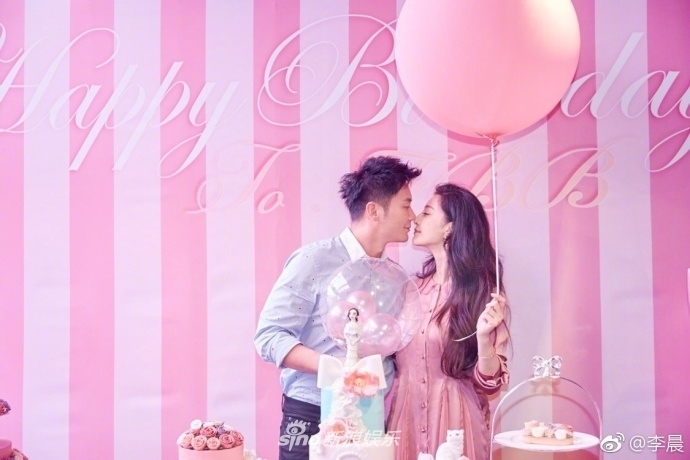 Phạm Gia đoạt giải ảnh hậu, khoe 'khéo' chiếc nhẫn kim cương khủng
