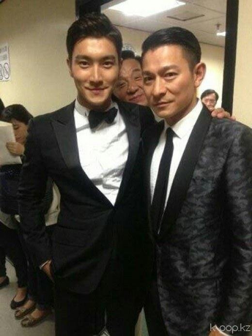 Khi sao làm 'thánh chụp ké' và những màn photobomb hài hước