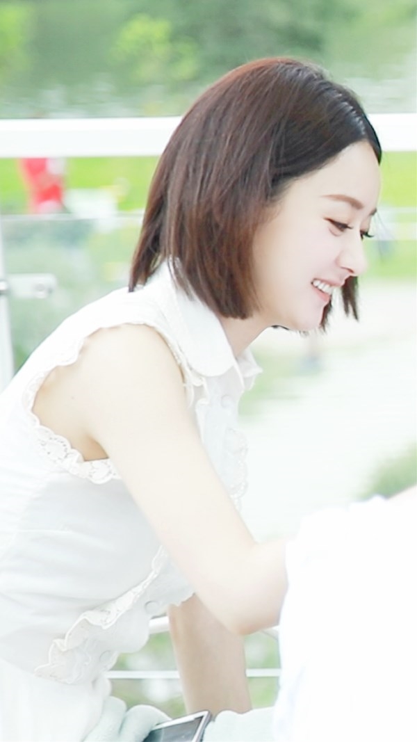 Triệu Lệ Dĩnh lao đao vì bị tố thiếu chuyên nghiệp docắt tóc ngắn