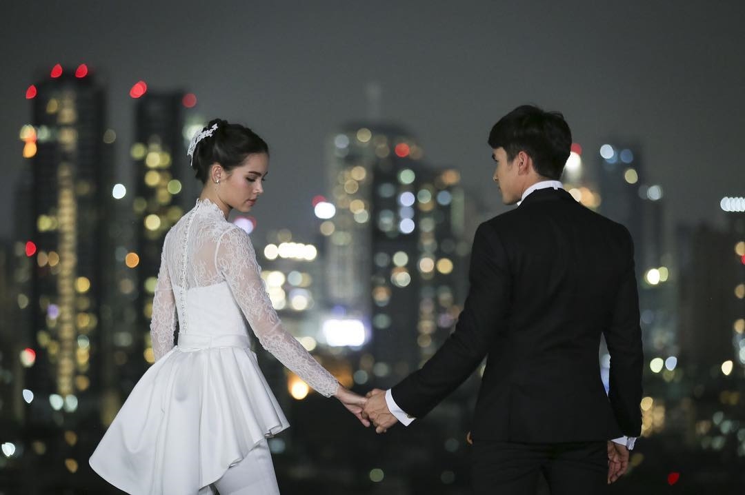 Nadech phủ nhận là chủ nhân của nhẫn kim cương mới trên tay Yaya