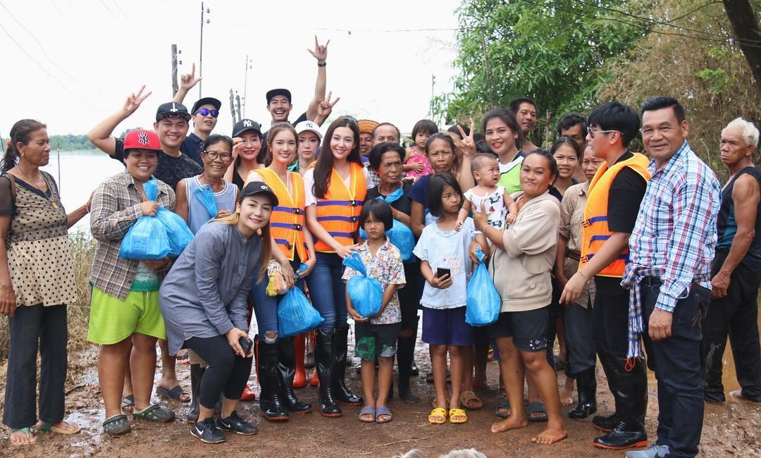 Bella Ranee và Weir Sukollawat công khai tình cảm