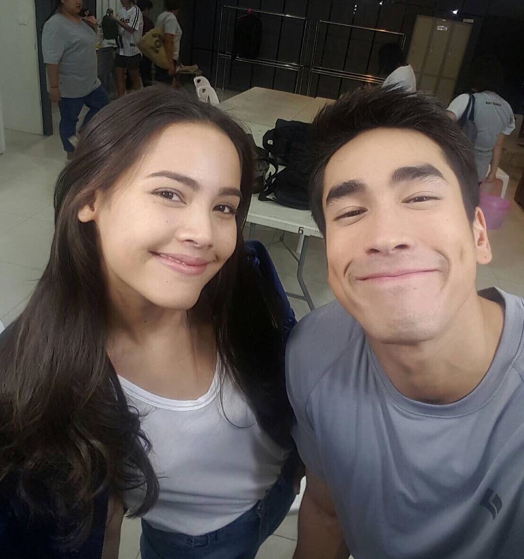 Nadech phủ nhận là chủ nhân của nhẫn kim cương mới trên tay Yaya