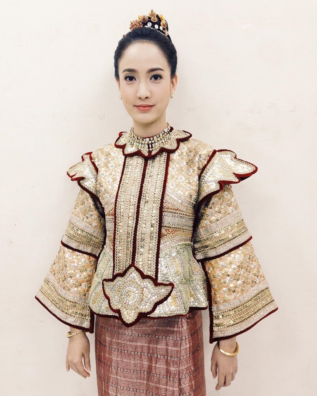 Taew Natapohn gây sốt vì khả năng nói tiếng địa phương siêu 'đỉnh'