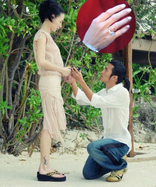 Năm 2006, Trương Bá Chi nhận lời cầu hôn của Tạ Đình Phong với chiếc nhẫn kim cương 5 carat trị giá 7 triệu HKD (gần 20 tỉ đồng).
