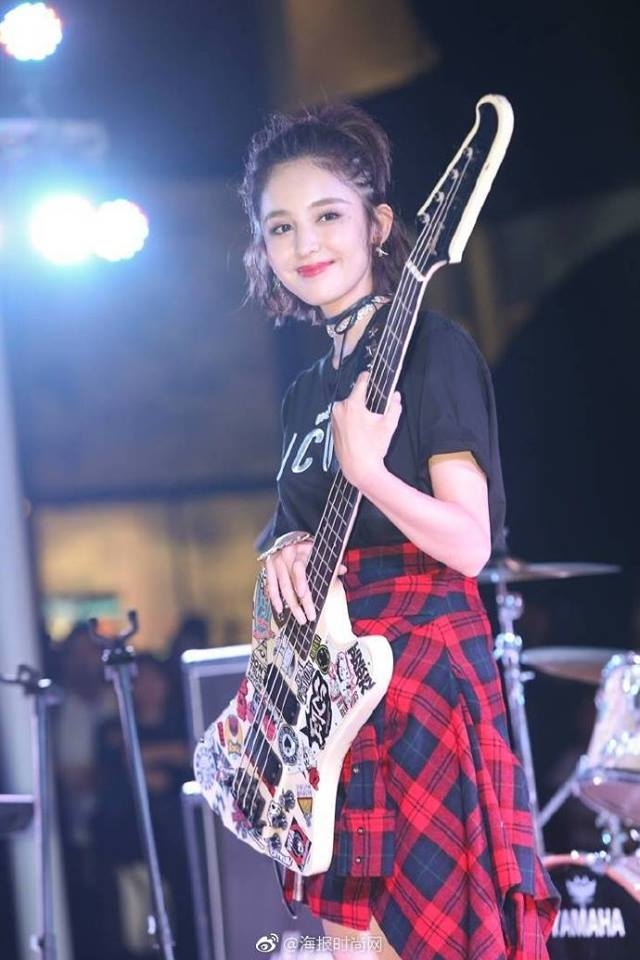 Cổ Lực Na Trát đầy cuốn hút bên chiếc đàn guitar.