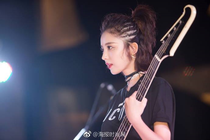 Cổ Lực Na Trát đầy cuốn hút bên chiếc đàn guitar.