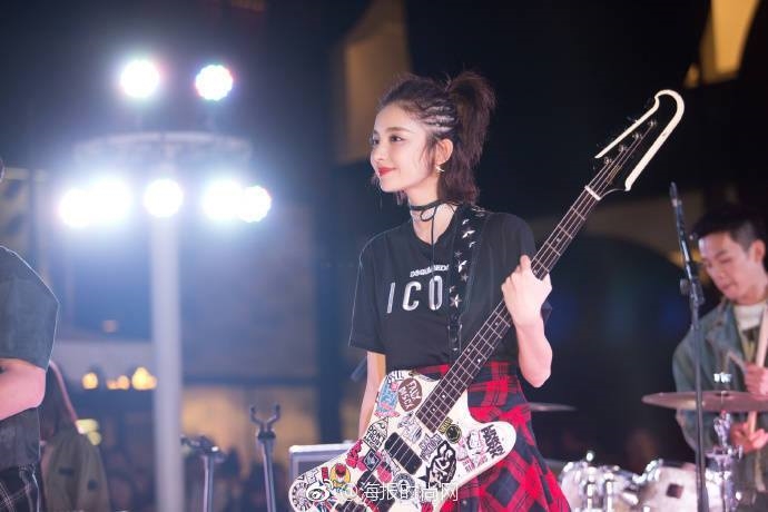 Cổ Lực Na Trát đầy cuốn hút bên chiếc đàn guitar.