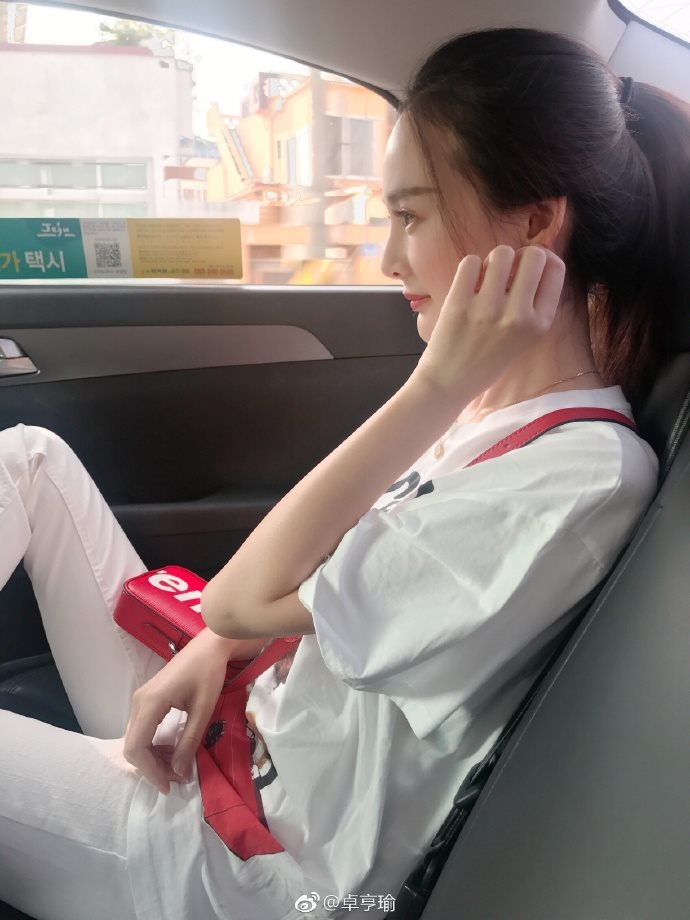 Bản sao Dương Mịch gây chú ý nhờ bắt chước phong cách ăn mặc