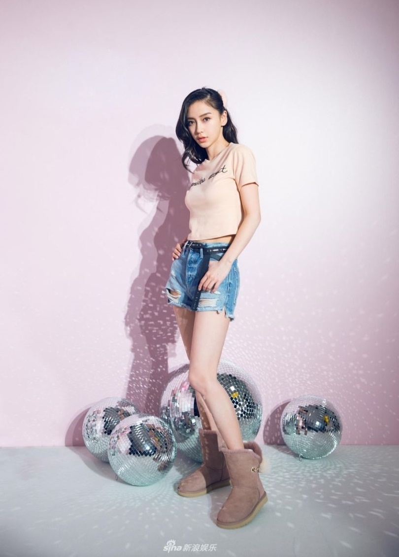 Hành động đưa giày lên ngửi của AngelaBaby bị chỉ trích vì phản cảm