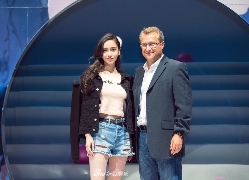 Hành động đưa giày lên ngửi của AngelaBaby bị chỉ trích vì phản cảm